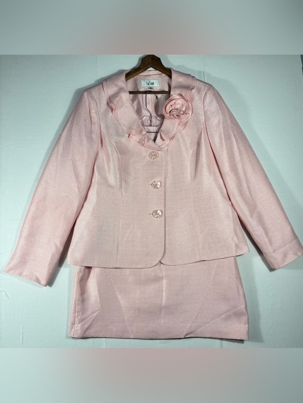 Le Suit Women’s 16 Light Pink Two-Piece Skirt Set with Floral Accent